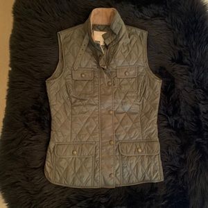 Banana republic quilted puffer vest in green